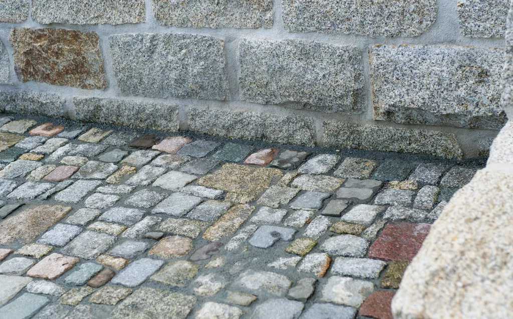 Boden der gepflastert wurde