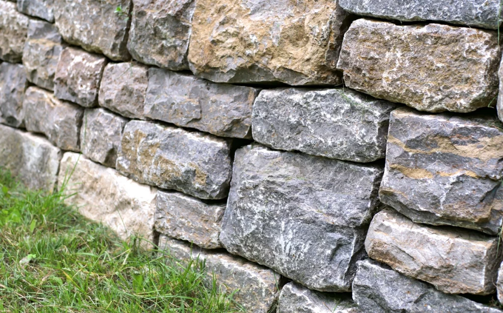 Nahaufnahme von Mauer aus Steinen